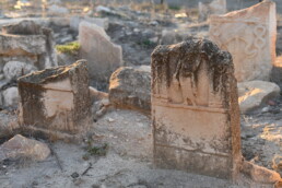 Dettaglio di alcune tra le stele figurate del santuario | © Sara Lancia, Dottoranda PASAP Med - CNR ISPC