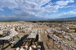 Il deposito dei blocchi del Ninfeo: lavoro di studio dei frammenti di lesena | © Tripolis Excavation Archive & CNR ISPC