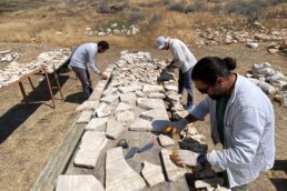 Lavoro di ricerca degli attacchi tra i frammenti delle lesene | © Tripolis Excavation Archive & CNR ISPC