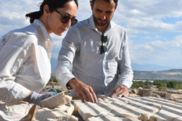 Lavoro di ricerca degli attacchi tra i frammenti delle lesene | © Tripolis Excavation Archive & CNR ISPC