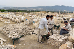 Lavoro di schedatura delle lastre di rivestimento della parete del Ninfeo: 20.000 frammenti | © Tripolis Excavation Archive & CNR ISPC