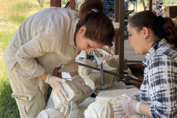 Attività di restauro dei capitelli ionici, dopo la ricerca degli attacchi | © Tripolis Excavation Archive & CNR ISPC