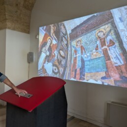 Installazione con video immersivo che mostra le cappelle murate accessibili dal museo | © Sofia Pescarin, CNR ISPC