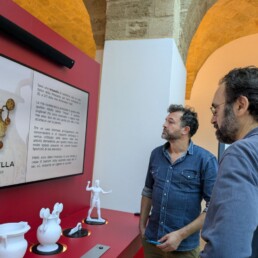 Postazione con cinque riproduzioni tattili di reperti presenti nel museo. Sollevando uno degli oggetti viene avviato il relativo contenuto audiovisivo | © Sofia Pescarin, CNR ISPC