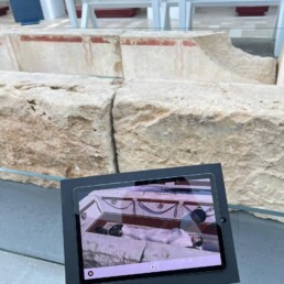 Ricostruzione in realtà aumentata della tomba dell'atleta. Tramite il tablet presente nella postazione è possibile ammirare la ricostruzione della tomba e dei reperti che erano in essa contenuti | © Sofia Pescarin, CNR ISPC