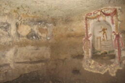 Rappresentazione dello Stretto di Messina con la statua di Zeus Peloros. “Sacello pagano”, catacomba di Santa Lucia a Siracusa | © Giovanni Fragalà