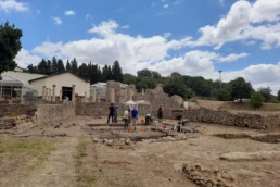 Attività in un settore dello scavo durante la Summer School Internazionale di Archeologica ArchLabs 2024 , Piazza Armerina | © ArchLABS 2024