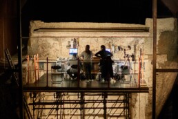 Il team dell’XRAYLab della sede di Catania sull’impalcatura di accesso al fregio della tomba di Re Filippo II presso Vergina, Grecia. Durante l’attività sono state impiegate due tecniche a raggi X in simultanea (MA-XRF e MA-XRD) | © CNR ISPC