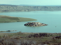 La collina di Tille Höyük in parte sommersa durante i lavori di costruzione della diga sull’Eufrate (primavera 1991) | © British Institute at Ankara-PH15999