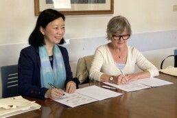 Shao Yong, Secretary-general of the WHITRAP Shanghai (left side) and Elena Gigliarelli, CNR ISPC senior researcher and BhiLab coordinator (right side), during the agreement signature. Rome, October 25, 2024 | © BhiLab, CNR ISPC