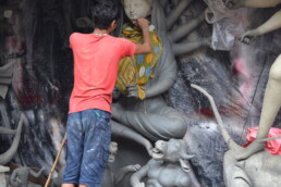 Artista bengalese dell'argilla (kumor) al lavoro su un'immagine di Durga per la Durga-puja (2019, Kolkata, West Bengal, India) | © Mònica López-Prat, CNR ISPC